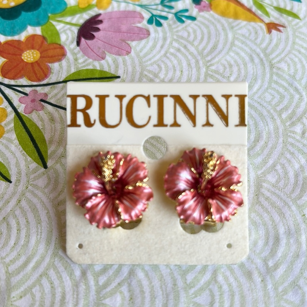 Hawiian Hibiscus Flower pierced earrings.